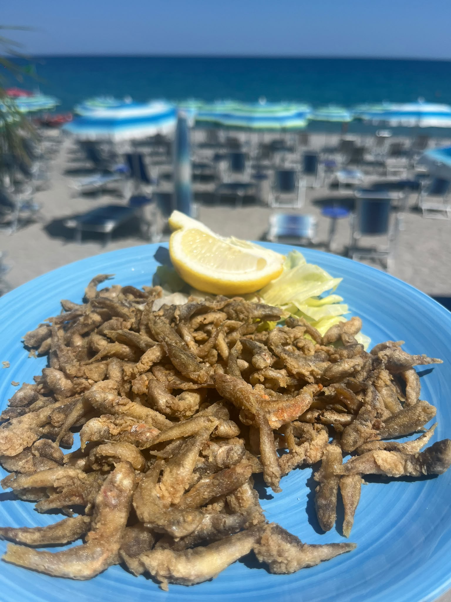 Frittura di paranza con limone, vista mare